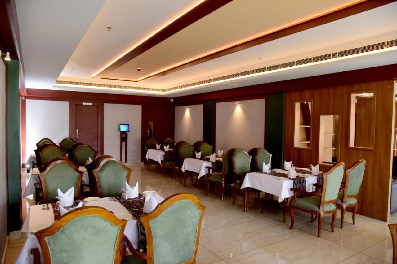 Hotel Emerald Palace Kottiyam Ngoại thất bức ảnh